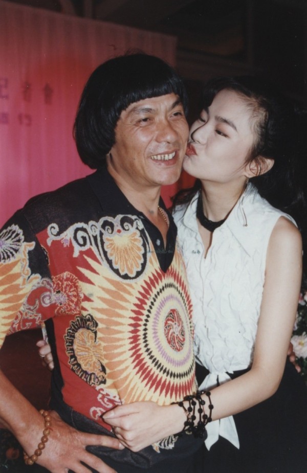 謝金燕曾經當眾親吻豬哥亮,如今父女卻鬧到翻臉。(資料照) 謝金燕曾經當眾親吻豬哥亮,如今父女卻鬧到翻臉。(資料照)