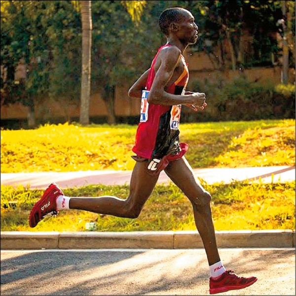 FILA長期贊助肯亞馬拉松選手，從跑者的需求出發，打造出KENYA RACER系列。