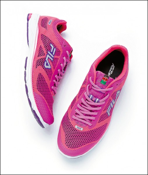 FILA KENYA RACER 3專業馬拉松競賽鞋款，3,980元。