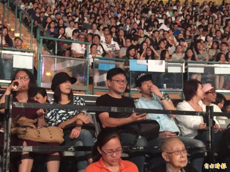 蘇慧倫（後排左二）來看演唱會。（記者陽昕翰攝）