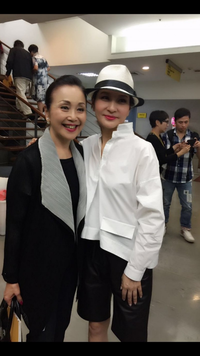 冉肖玲（左）懂得過日子，去年返台看方芳芳的舞台劇演出。（冉肖玲提供）