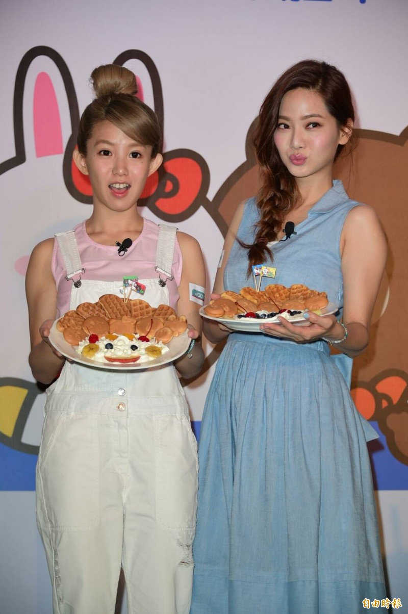 郭書瑤（左）、曾之喬現場秀美味烤鬆餅。（記者胡舜翔攝）
