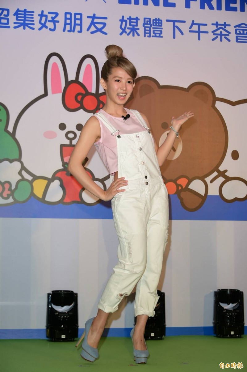 活動現場烤鬆餅過於美味，郭書瑤忍不住偷吃。（記者胡舜翔攝）