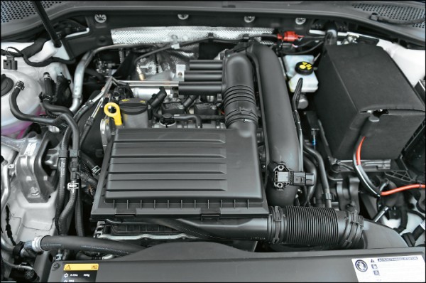 這具EA211系列的1.4升TSI缸內直噴Turbo引擎，可輸出150匹最大馬力與25.5公斤米峰值扭力，能源局公布的歐規平均油耗每公升可跑17.6公里，符合該排氣級距最佳的1級標準，動力效能相當出色。