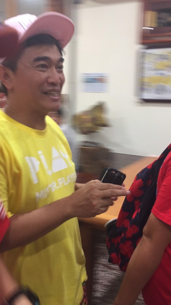 藝人吳宗憲到嘉義市錄影,到知名沙鍋魚頭店用餐,獲粉絲熱情迎接。(讀者提供) 藝人吳宗憲到嘉義市錄影,到知名沙鍋魚頭店用餐,獲粉絲熱情迎接。(讀者提供)