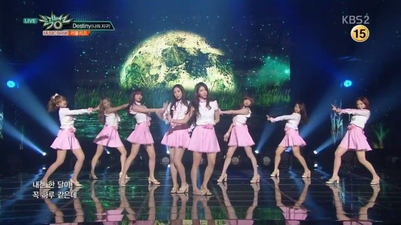 美珠（右四）在演唱新歌《Destiny》時不慎扭傷腳踝。（擷取自YouTube）