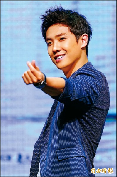 李準炎亞綸 交換禮物藏心機