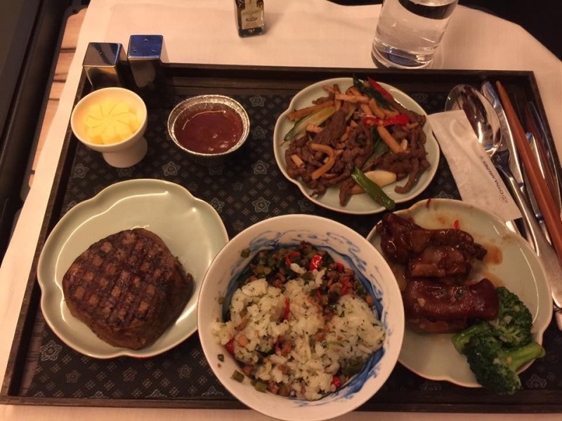 羅霈穎自己帶菜改良飛機餐。（翻攝自羅霈穎臉書）