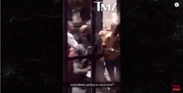 小賈斯汀被壓制在地。(圖片截取自《TMZ》Youtube) 小賈斯汀被壓制在地。(圖片截取自《TMZ》Youtube)