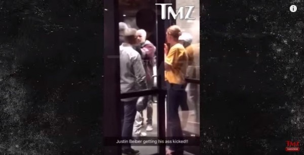 小賈斯汀被拍到與人鬥毆。(圖片截取自《TMZ》Youtube) 小賈斯汀被拍到與人鬥毆。(圖片截取自《TMZ》Youtube)