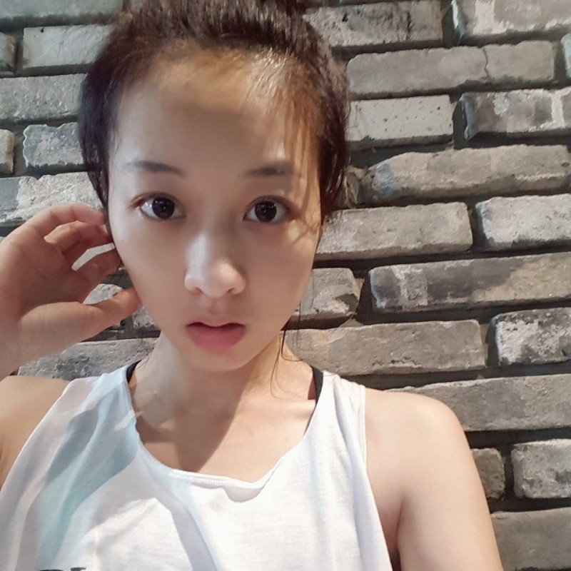 夏語心日前被拍到素顏逛微風，被指跟上妝差很多。（翻攝自臉書）