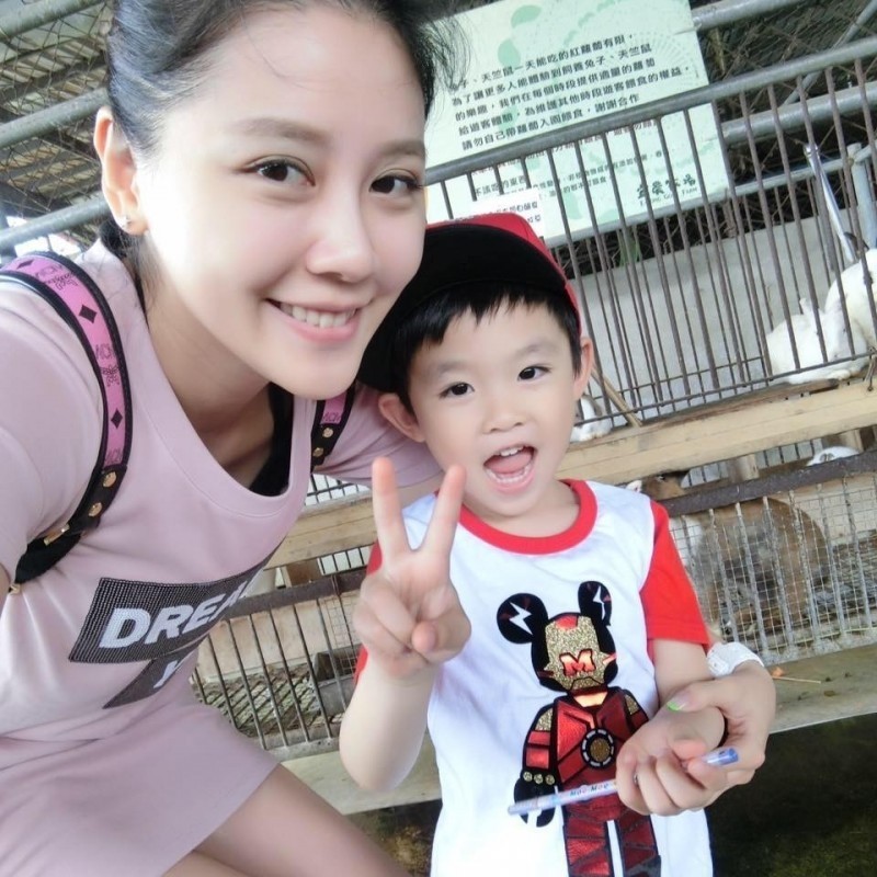嚴立婷先前曾自曝最拍的小動物是「小強」蟑螂。（翻攝自臉書）