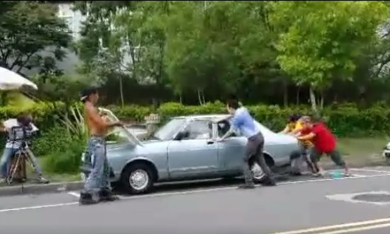35度高溫拍戲，幕前幕後演員的衣服都濕了一片。（翻攝自文汶臉書）