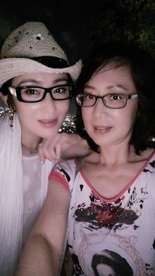 48歲的張敏（左）宛如凍齡般，皮膚吹彈可破，右為粘嫦玉。（翻攝自粘嫦玉臉書）
