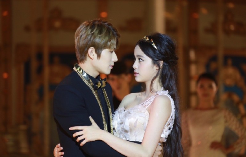 陳學冬（左）認為觀眾對歐陽娜娜（右）的偏見是因為她的年紀。（翻攝自微博）