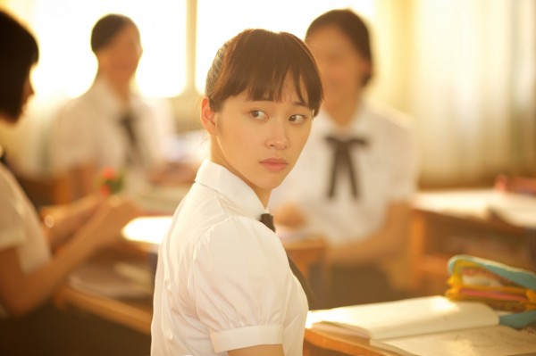歐陽妮妮在《六弄咖啡館》中,飾演個性大剌剌的蔡心怡,戲中她功課好,還扮演小老師,教導喜歡對象解題。(華聯提供) 歐陽妮妮在《六弄咖啡館》中,飾演個性大剌剌的蔡心怡,戲中她功課好,還扮演小老師,教導喜歡對象解題。(華聯提供)