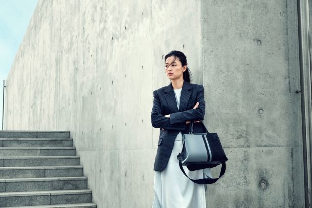 全智賢為品牌包包代言，拍攝秋冬新品畫報。（翻攝自ELLE）