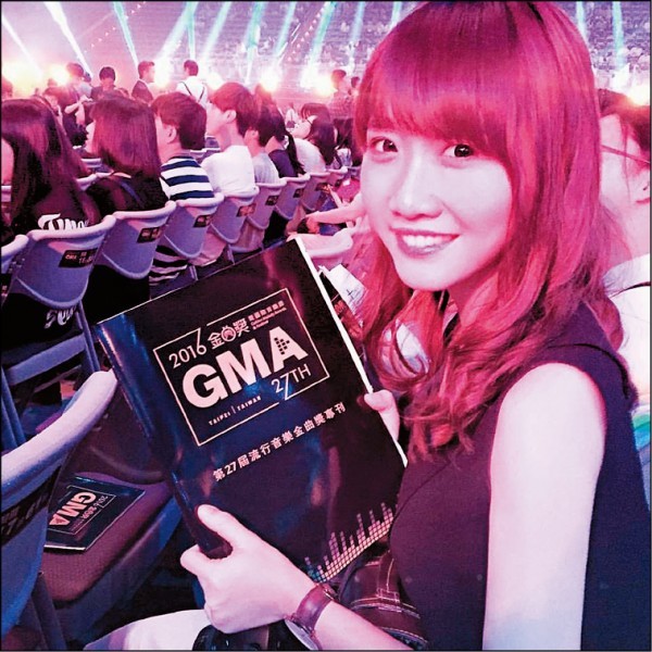 謝震廷的女友是獨立樂團的主唱，日前也參加金曲獎頒獎典禮。（翻攝自核桃kurumi Q臉書）