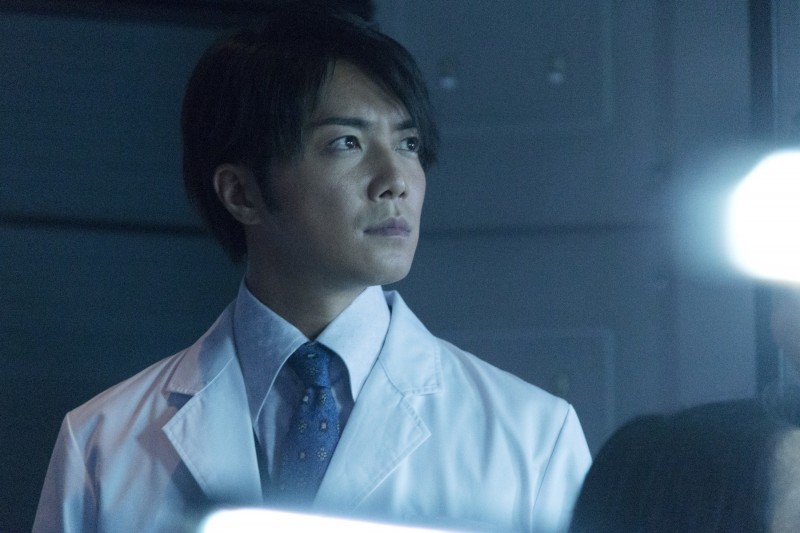 成宮寬貴在電影《暗殺教室：畢業篇》中飾演瘋狂科學家。（采昌提供）