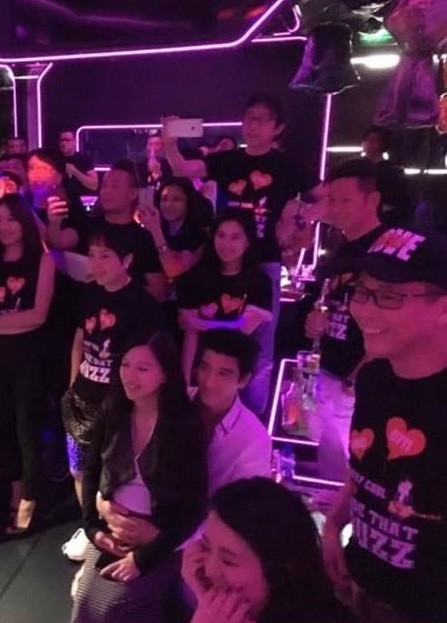 王力宏參加陶喆舉行生日趴，愛妻王靚蕾直坐在他的大腿上。（翻攝自臉書）