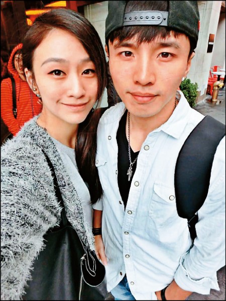 阿緯（右）與女友豆豆將舉辦豪華婚禮。（翻攝自臉書）