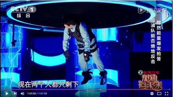 劉謙與朗朗兩人的手部保險驚人,讓工作人員戰戰兢兢。(圖擷取自Youtube) 劉謙與朗朗兩人的手部保險驚人,讓工作人員戰戰兢兢。(圖擷取自Youtube)
