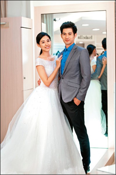 林可彤（左）披嫁紗，簡宏霖上下打量被嫌眼神變態。（三立提供）