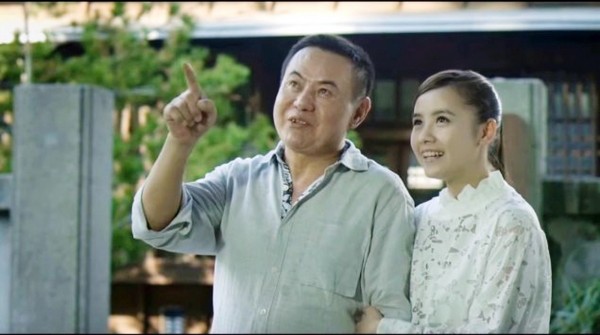 蔡振南(左)在微電影「翻糖台中,預見幸福」飾演爺爺,向孫女述說小時候的回憶。(記者張菁雅翻攝) 蔡振南(左)在微電影「翻糖台中,預見幸福」飾演爺爺,向孫女述說小時候的回憶。(記者張菁雅翻攝)
