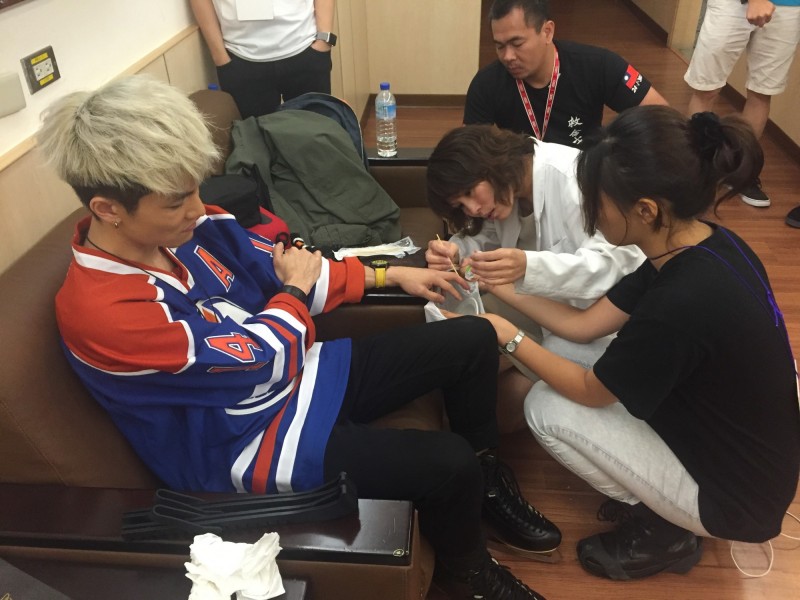 阿電到醫院掛急診處理傷口。（寬寬整合行銷提供）