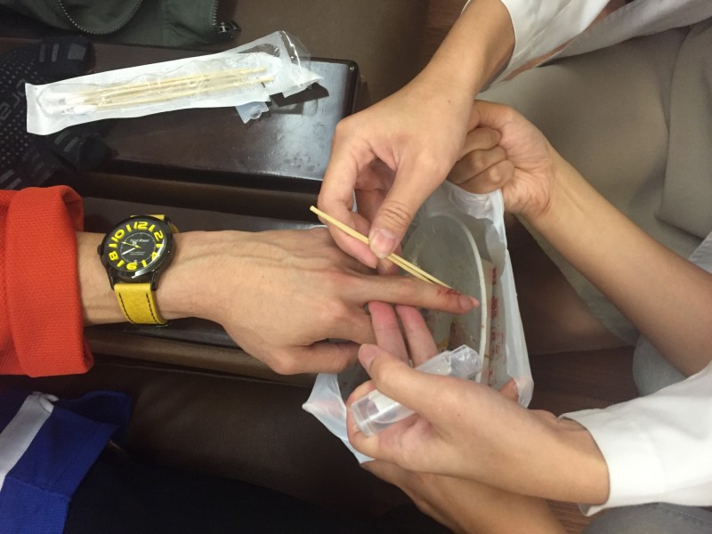 阿電的中指慘被冰刀踩傷。（寬寬整合行銷提供）