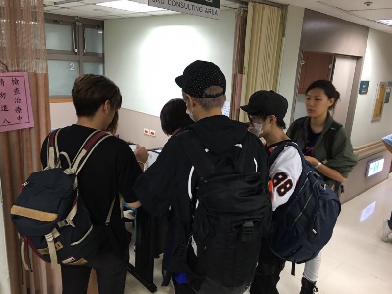 團員也陪阿電一起到醫院。（寬寬整合行銷提供）