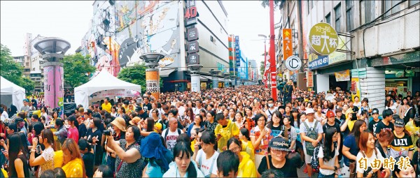 五月天重返西門町，現場人潮擠爆人龍綿延至少300公尺，唱片公司推估有上萬人。（記者王文麟攝）