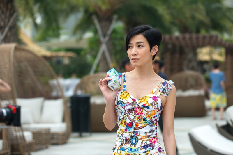 佘詩曼笑稱自己穿了一件不像泳裝的「泳裝」。（香港星島日報提供）