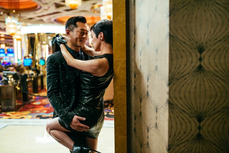 古天樂（左）與佘詩曼上演親密接觸。（香港星島日報提供）