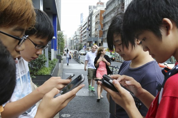 討論度極高的手遊《Pokemon Go》讓大家愛不釋手。(美聯社) 討論度極高的手遊《Pokemon Go》讓大家愛不釋手。(美聯社)