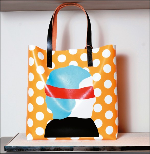Marni × Ekta人頭像印花托特包，13,500元。
