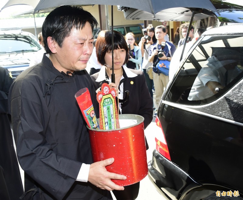 王俠今家祭火化 王傑神情哀傷不發一語 - 自由娛樂