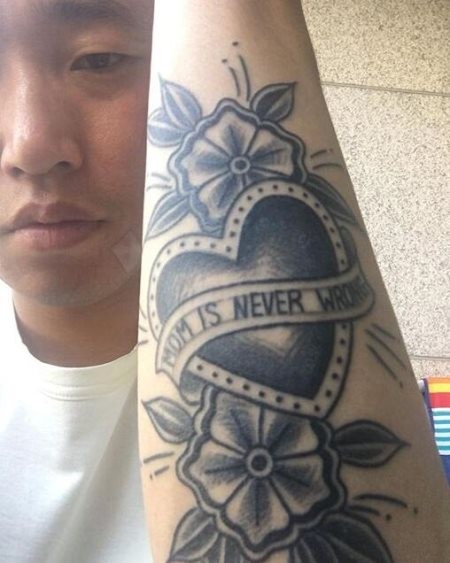Gary手臂上刺「Mom is never wrong」，完全變成溫柔媽媽控。（翻攝自韓網）