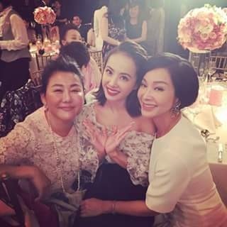 Jolin（中）與鄰居藍心湄合照。（翻攝自臉書）