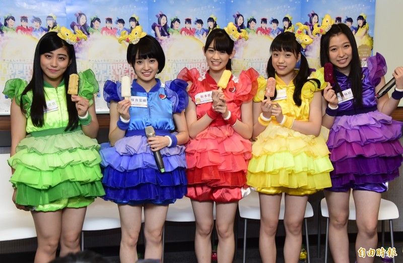 偶像女團「虎魚組」大啖台灣水果冰棒。（記者潘少棠攝）