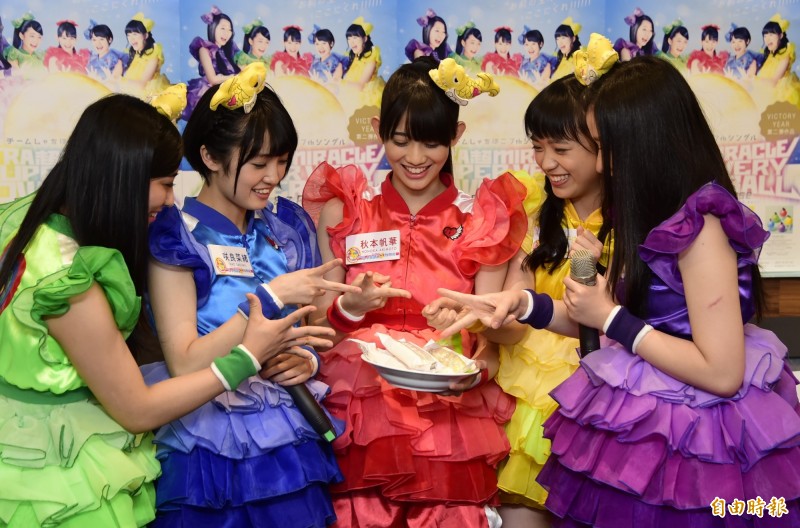 偶像女團「虎魚組」開心猜拳決定冰棒口味。（記者潘少棠攝）