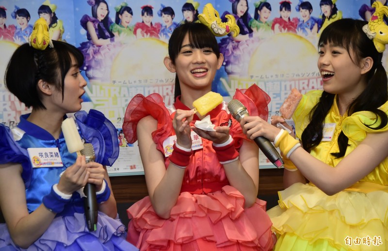 「虎魚組」大讚水果口味冰棒好吃。（記者潘少棠攝）