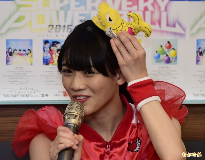 偶像女團「虎魚組」頭飾是出自於名古屋城上的吉祥物。（記者潘少棠攝）