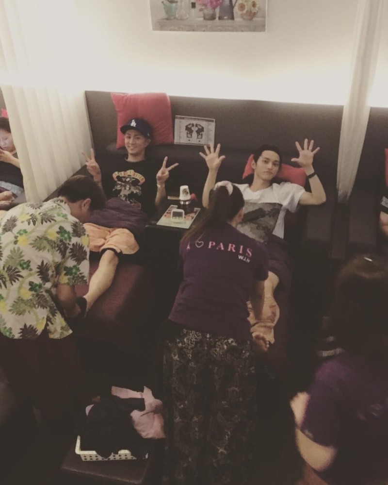 「AAA」浦田直也、日高光啟昨去體驗足底按摩。（翻攝自浦田直也Instagram）