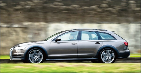 澎湃飽滿的加速力道，讓A6 allroad quattro開起來暢快無比；紮實明確的底盤反應，操駕起來沉穩而不失趣味。