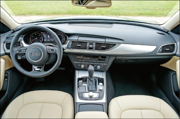 儀表控台維持著A6車系的駕駛人導向設計，標配Aluminium delta silver飾板，試駕車上採黑／米雙色調內裝，全車座椅均以米色Milano真皮包覆，整體質感非常出眾。