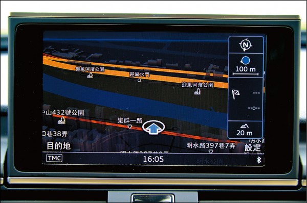 本車的原廠中文衛星導航系統仍透過中控台上方的8吋折疊式MMI高解析度螢幕來顯示，而非跟新世代A4一樣可呈現在駕駛座正前方的12.3吋Audi Virtual Cockpit全數位虛擬座艙儀表板內。