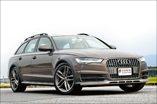 Audi A6 allroad quattro車頭採用鍍鉻直柵單體式盾形水箱護罩，搭配對比色塗裝的全車專屬外觀套件與黑色車頂架，跟一般A6 Avant旅行車有著明顯區別，其時髦動感的Crossover產品定位，對多金個性買家相當有說服力。