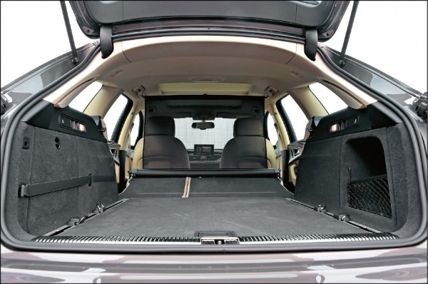 A6 allroad quattro後座椅背攤平後擁有絕佳的置物縱深，最大載貨容量可達1,680公升，並可將防止物品飛向前方的防護網移至前座椅後方。