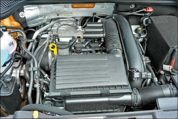 這具1.4升TSI直4缸內直噴Turbo引擎，可輸出150匹最大馬力與25.5公斤米峰值扭力，能源局公布的平均油耗每公升可跑15.8公里，能源效率符合該排氣級距最佳的1級規範。